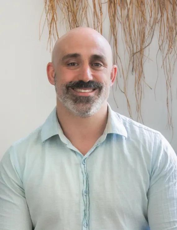 Photo of Ari Leon, IFS therapist