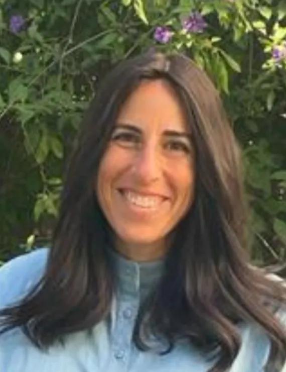 Photo of Esses Lori, IFS therapist