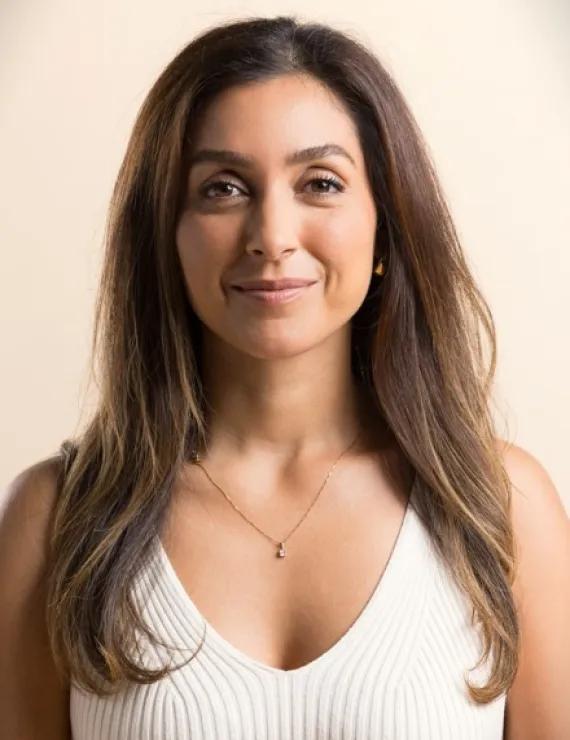 Photo of Derakshan Roshi, IFS therapist